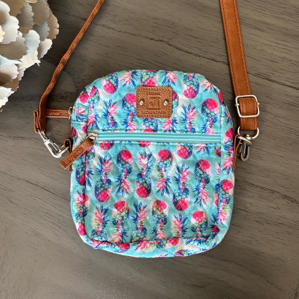 Stone Mountain crossbody- like new - Picture 1 of 3